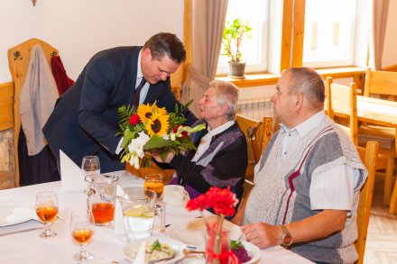 Burmistrz Miasta Wisła wręcza kwiaty jubilatom